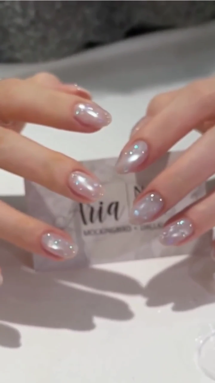 Pearlescent white cat-eye nails